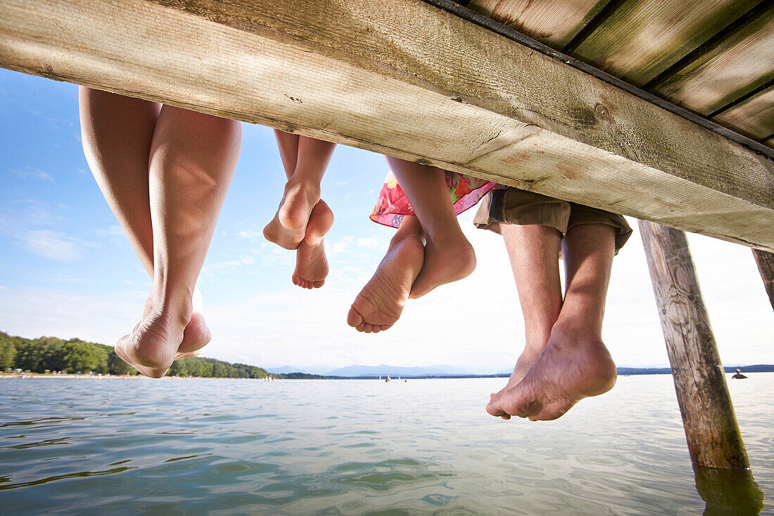 Familie auf einem Steg am Starnberger See, Oberbayern, Bayern, Deutschland