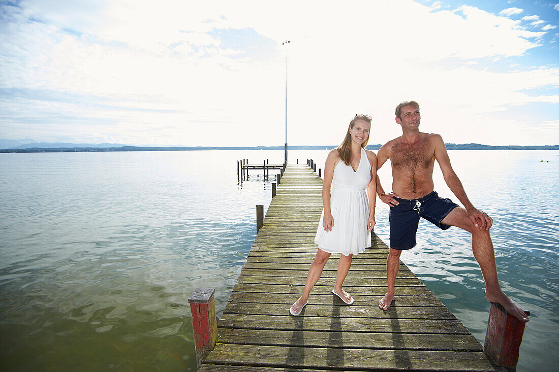 Paar auf einem Steg am Starnberger See, Oberbayern, Bayern, Deutschland