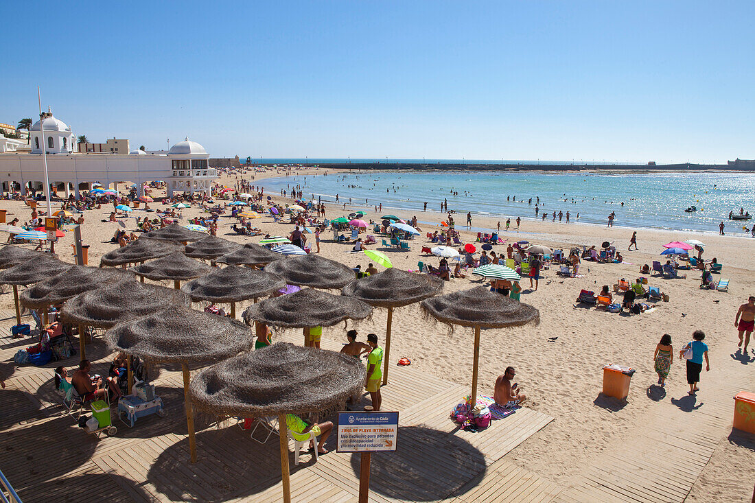 Strand La Caleta in der Altstadt von Cádiz, Provinz Cádiz, Andalusien, Costa de la Luz, Spanien, Europa