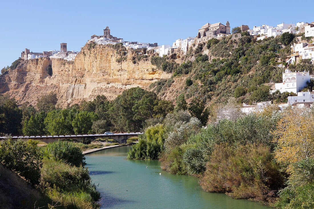 Weisses Dorf Arcos de la Frontera auf einem Felsen oberhalb des Flusses Guadalete, Provinz Cádiz, Andalusien, Spanien, Europa