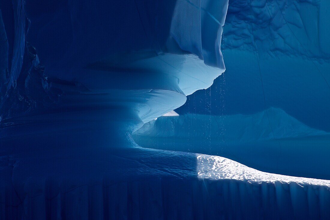 Detailaufnahme, tropfender Eisberg, Ostgrönland, Grönland