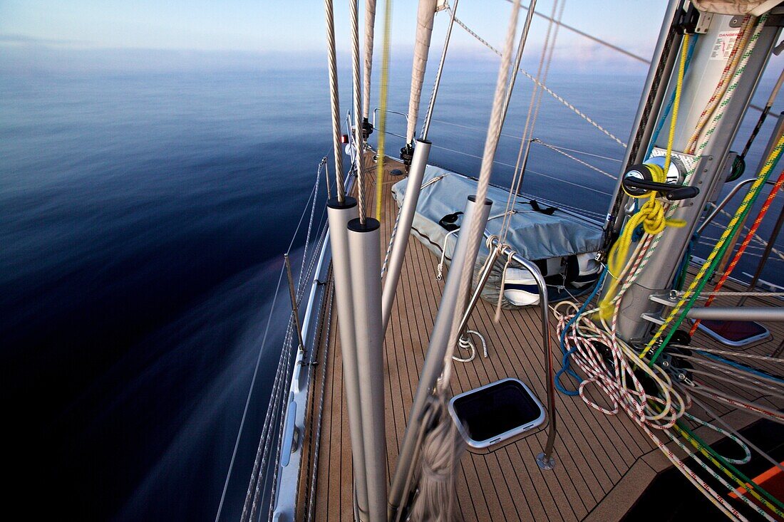 Vorschiff einer Segelyacht auf dem Meer, Segeln