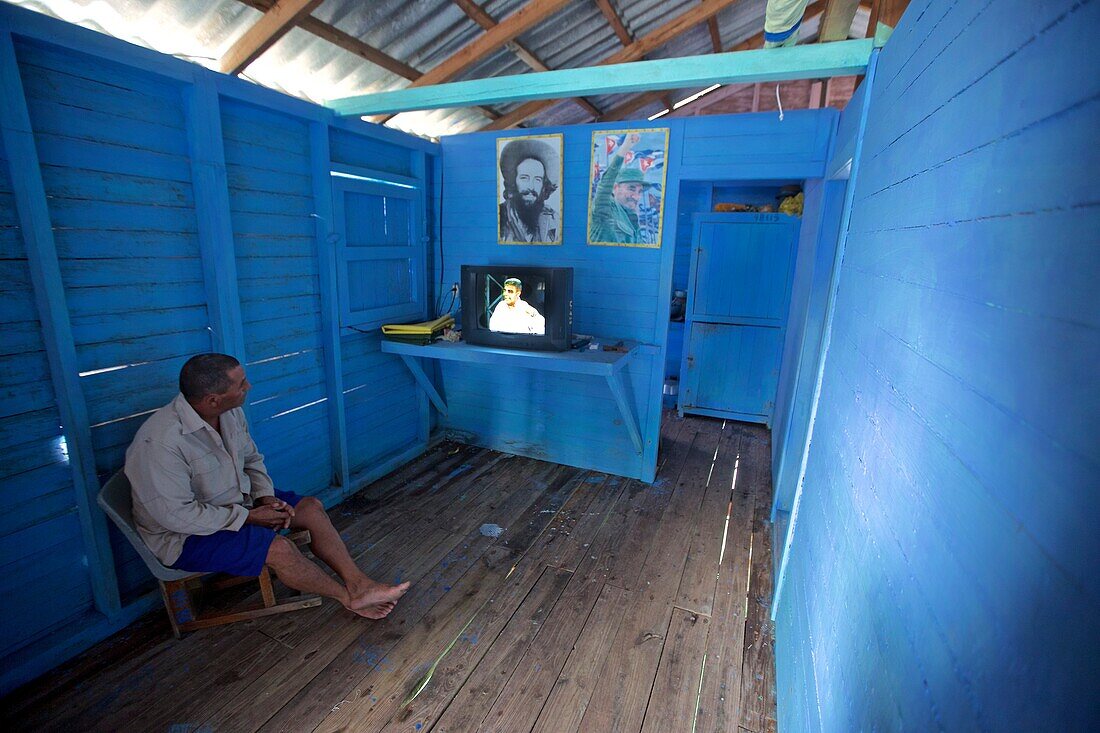 kubanischer Fischer beim Fernsehen in seiner Hütte, Kuba, Antillen, Karibik