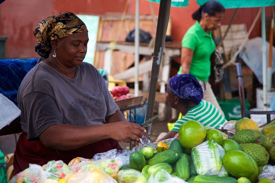Obstverläuferin auf dem Markt in Castries, Saint Lucia, Westindische Inseln, Inseln über dem Wind, Kleine Antillen, Karibik