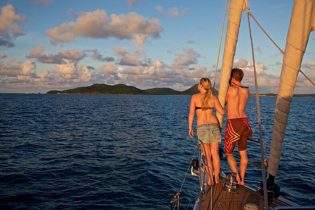 junge Segler stehen am Bug einer Segelyacht vor Antigua und Barbuda, Westindische Inseln, (Inseln über dem Wind), Kleine Antillen, Karibik