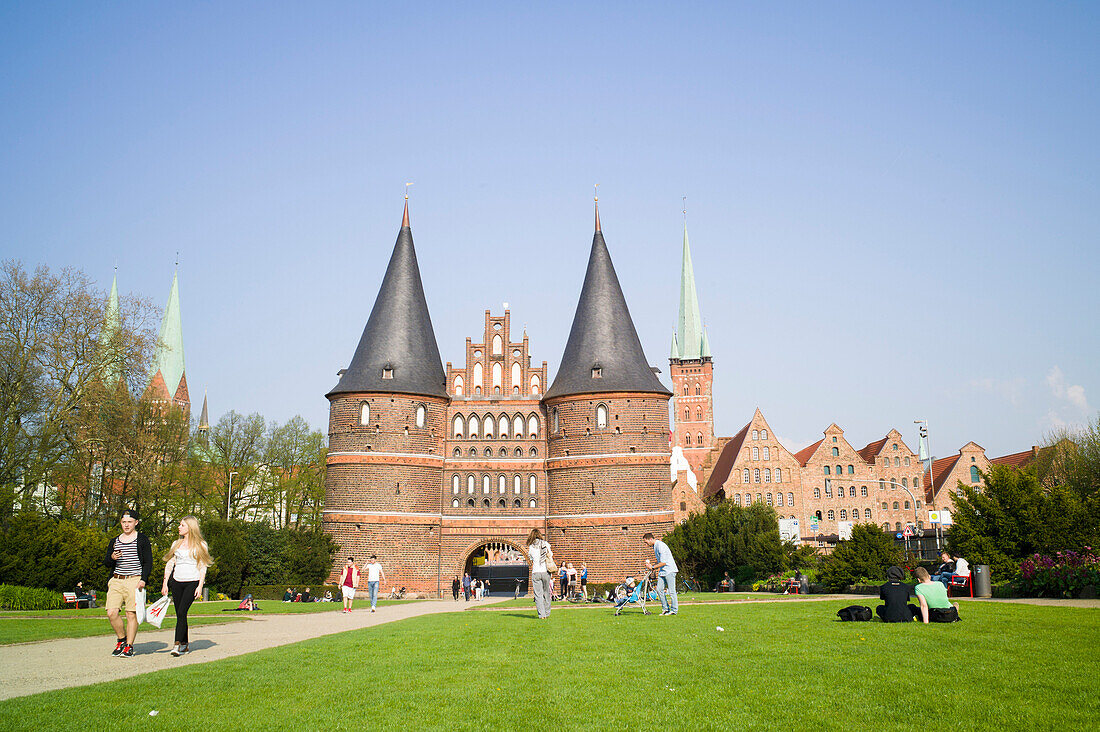 Holstentor mit Salzspeicher, Petrikirche und Marienkirche im Hintergrund, Lübeck, Schleswig-Holstein, Deutschland