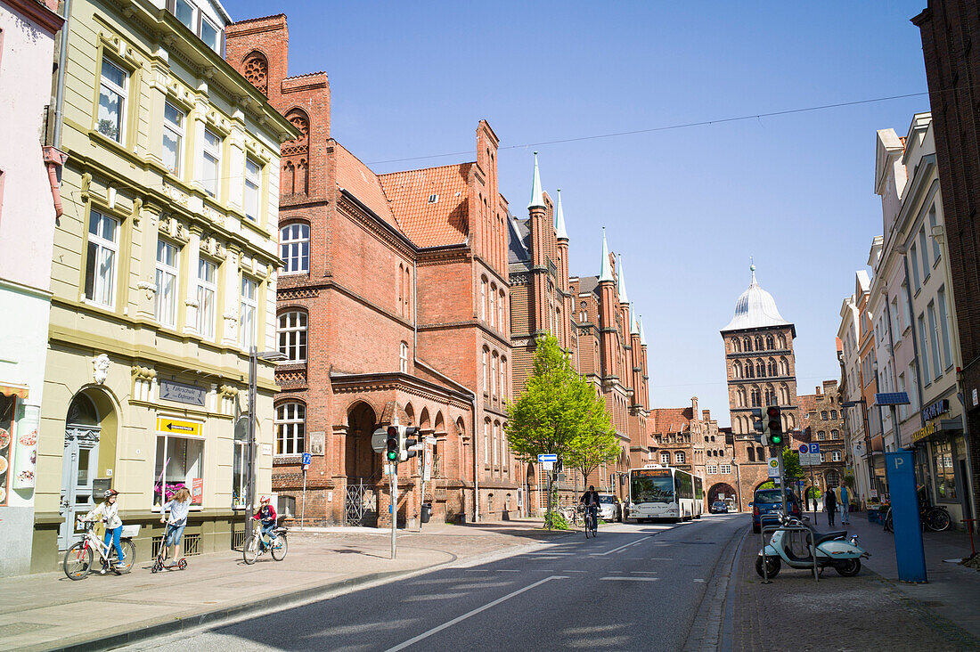 Straße in der Altstadt mit Burgtor im Hintergrund, Lübeck, Schleswig-Holstein, Deutschland