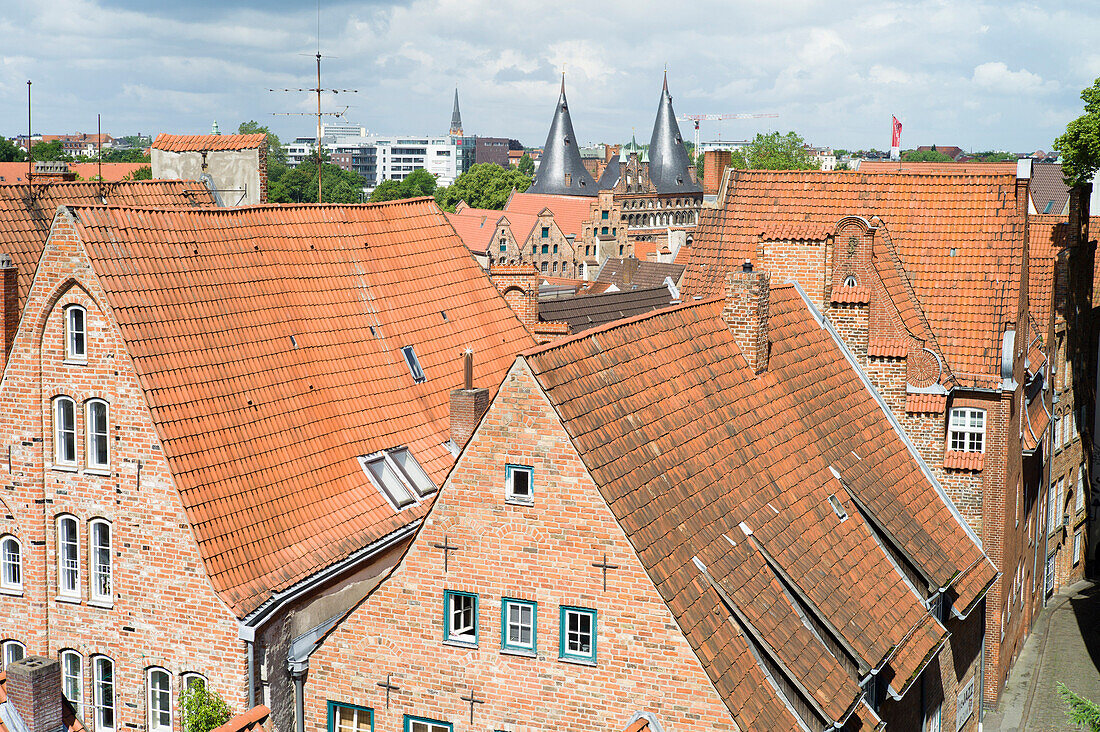 Blick auf Altstadt mit Holstentor im Hintergrund, Lübeck, Schleswig-Holstein, Deutschland