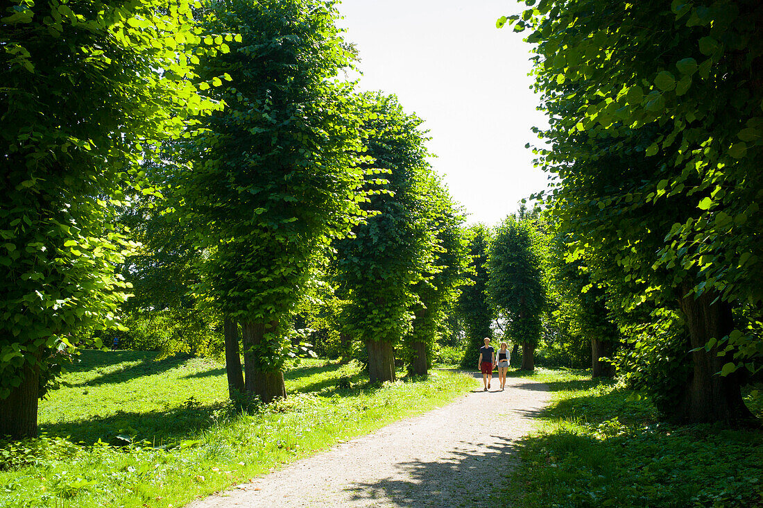 Paar geht im Stadtpark spazieren, Wallanlagen, Lübeck, Schleswig-Holstein, Deutschland