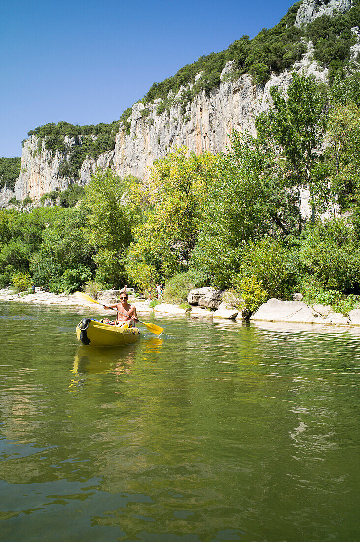 Kanufahren auf dem Herault, Heraultschlucht, Saint-Bauzille-de-Putois, Ganges, Herault, Languedoc-Roussillon, Frankreich