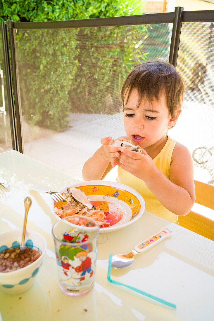 Mädchen isst Austern, Perols, Montpellier, Herault, Languedoc-Roussillon, Frankreich