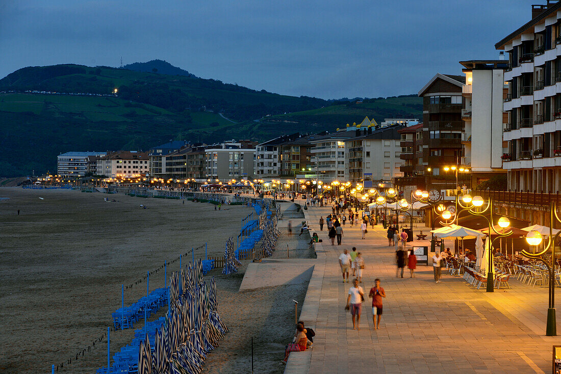 Abends in Zarautz bei San Sebastian, Baskenland, Nord-Spanien, Spanien