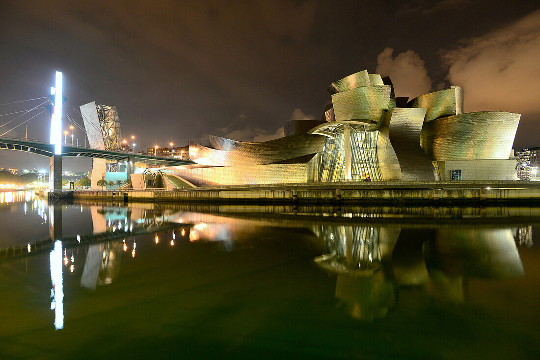 am Guggenheim Museum bei Nacht, Bilbao, Baskenland, Nord-Spanien