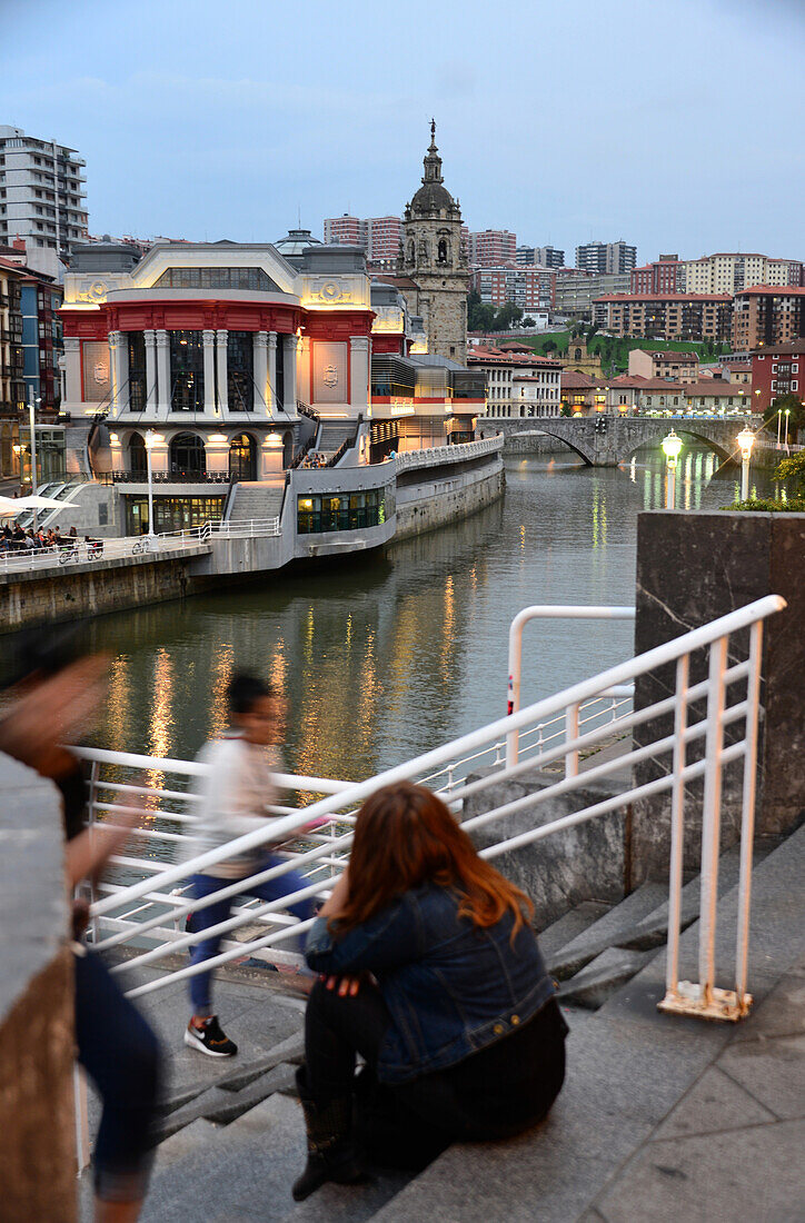 am Ria de Bilbao an der Altstadt, Bilbao, Baskenland, Nord-Spanien, Spanien