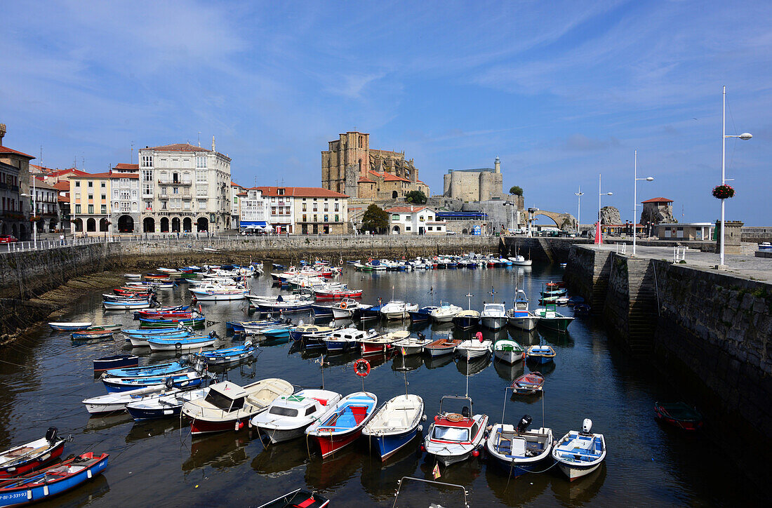 Port in Castro Urdiales, Festung Santa Ana im Hintergrund, Kantabrien, Nord-Spanien, Spanien