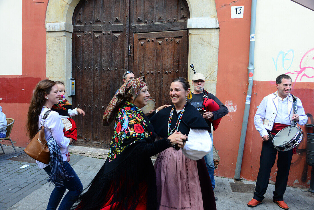 Street musicians and women dancing in the old town of Leon, Castile and Leon, north-Spain, Spain