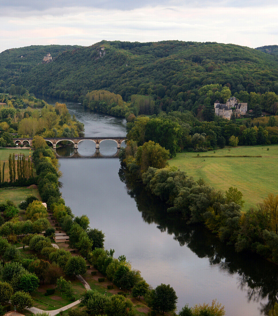 Blick vom Burg Beynac, Beynac-et-Cazenac im Tal der Dordogne, Périgord, Dordogne, Aquitaine, West-Frankreich, Frankreich