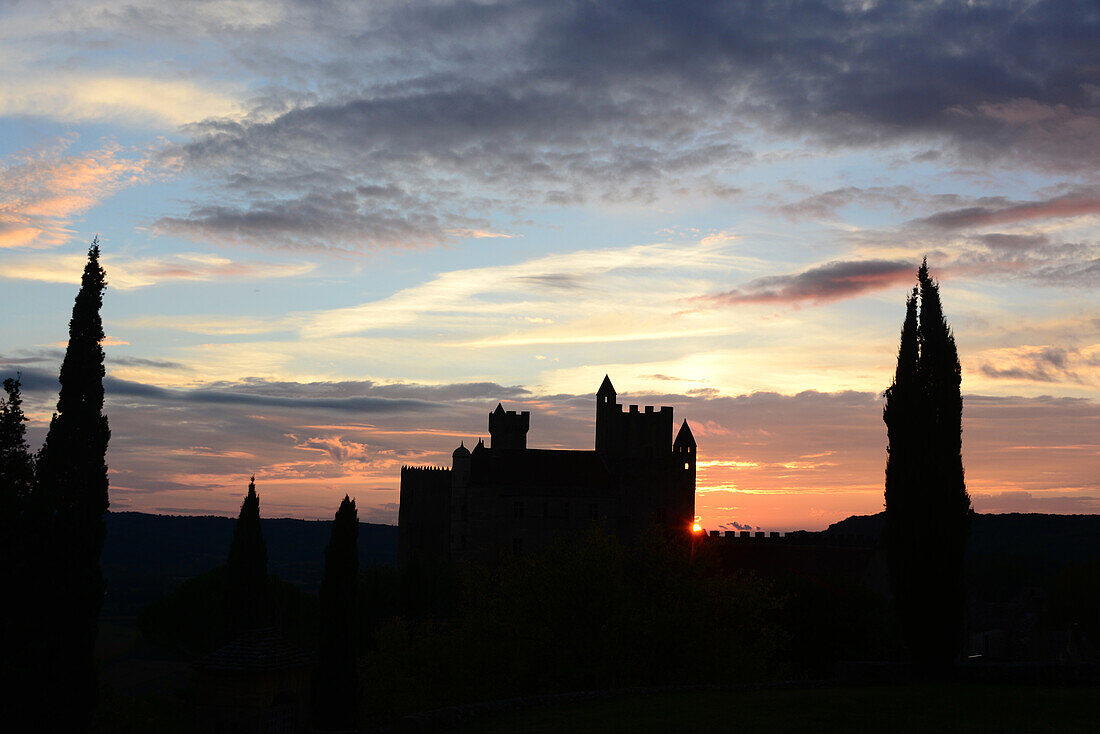 Sonnenuntergang an der Burg Beynac, Beynac-et-Cazenac im Tal der Dordogne, Périgord, Dordogne, Aquitaine, West-Frankreich, Frankreich