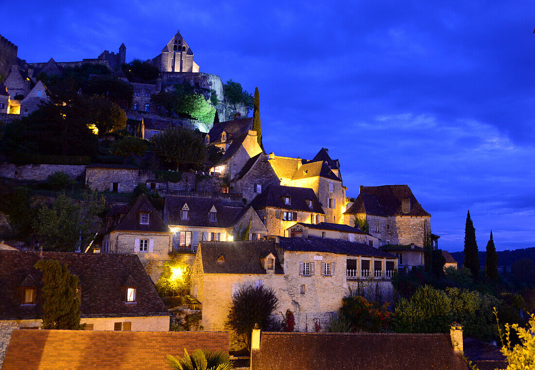 Beynac-et-Cazenac in the Dordogne valley in the evening light, Perigord, Dordogne, Aquitaine, West-France, France