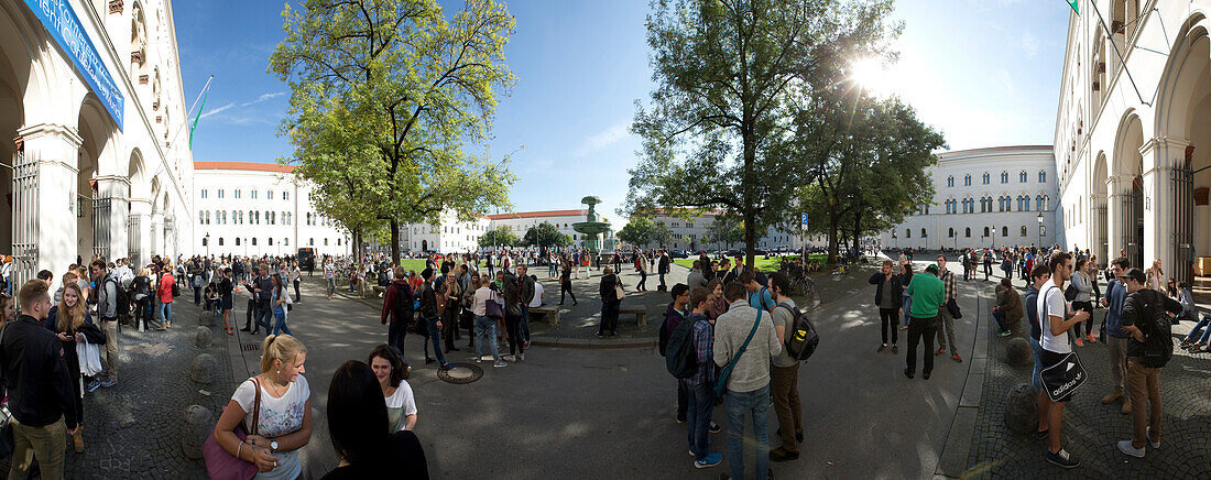 Studenten am Geschwister-Scholl-Platz, Ludwig-Maximilians-Universität, München, Bayern, Deutschland