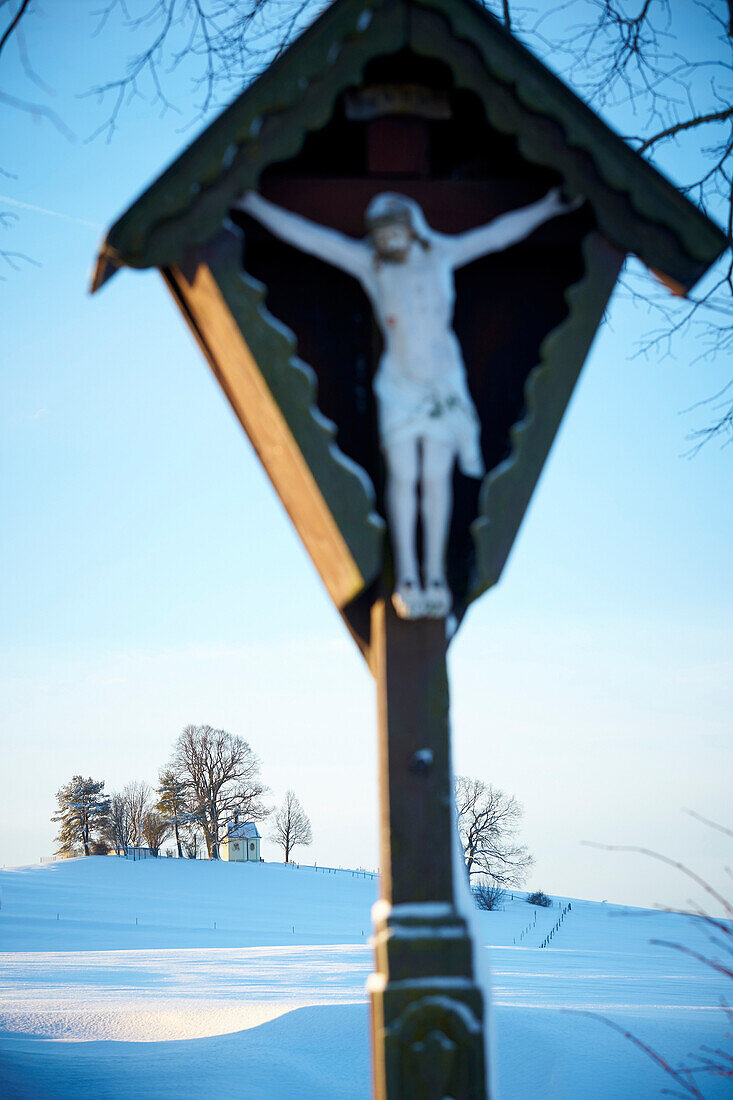 Maria-Dank-Kapelle im Winter, Wegkreuz im Vordergrund, Degerndorf, Münsing, Oberbayern, Bayern, Deutschland