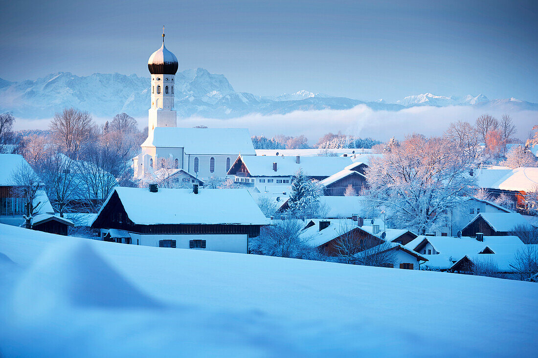 Blick auf schneebedecktes Münsing, Wetterstein mit Zugspitze im Hintergrund, Münsing, Bayern, Deutschland