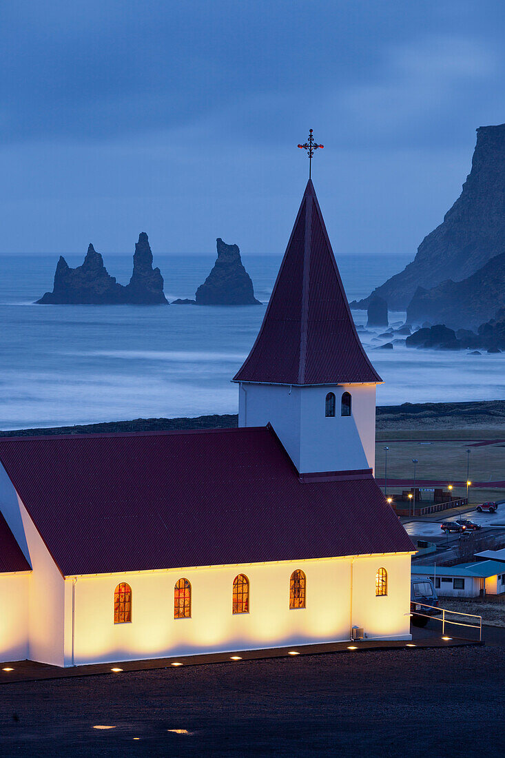 Kirche in Vik im Abendlicht, Reynisdrangar, Südisland, Island