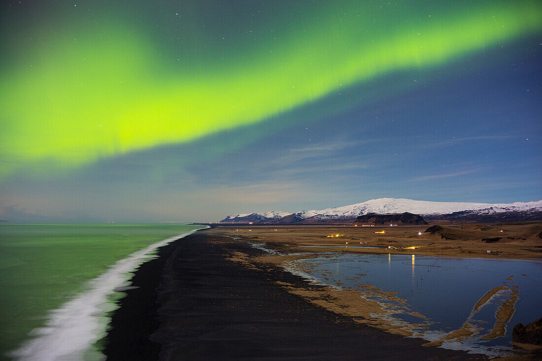 Blick vom Kap Gardar, Strand Reynisfjara, Bucht Dyrholaos, Nordlicht, Vik, Südisland, Island