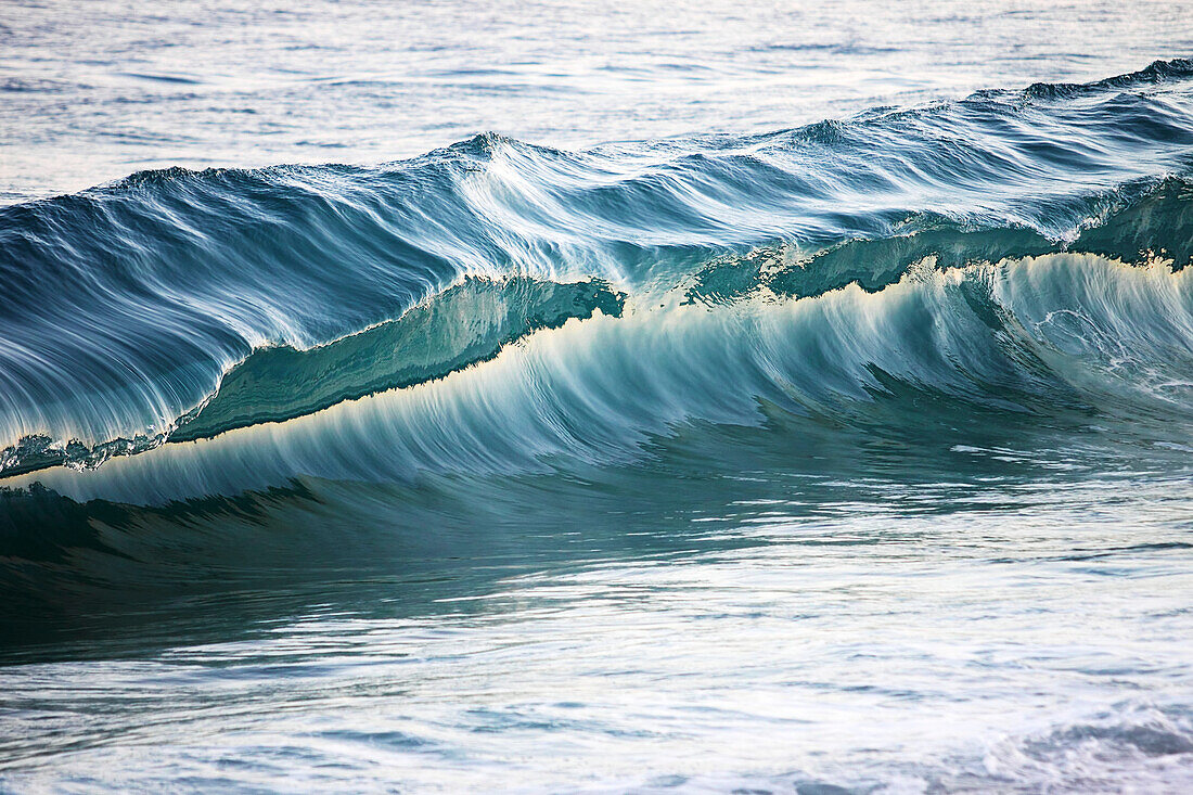 Hawaii, Oahu, Close up af a beautiful, blue, sunlit wave.