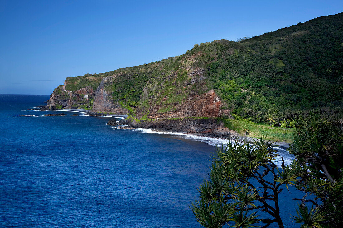 Hawaii, Maui, A coastal view of sea cliffs along Kaupo