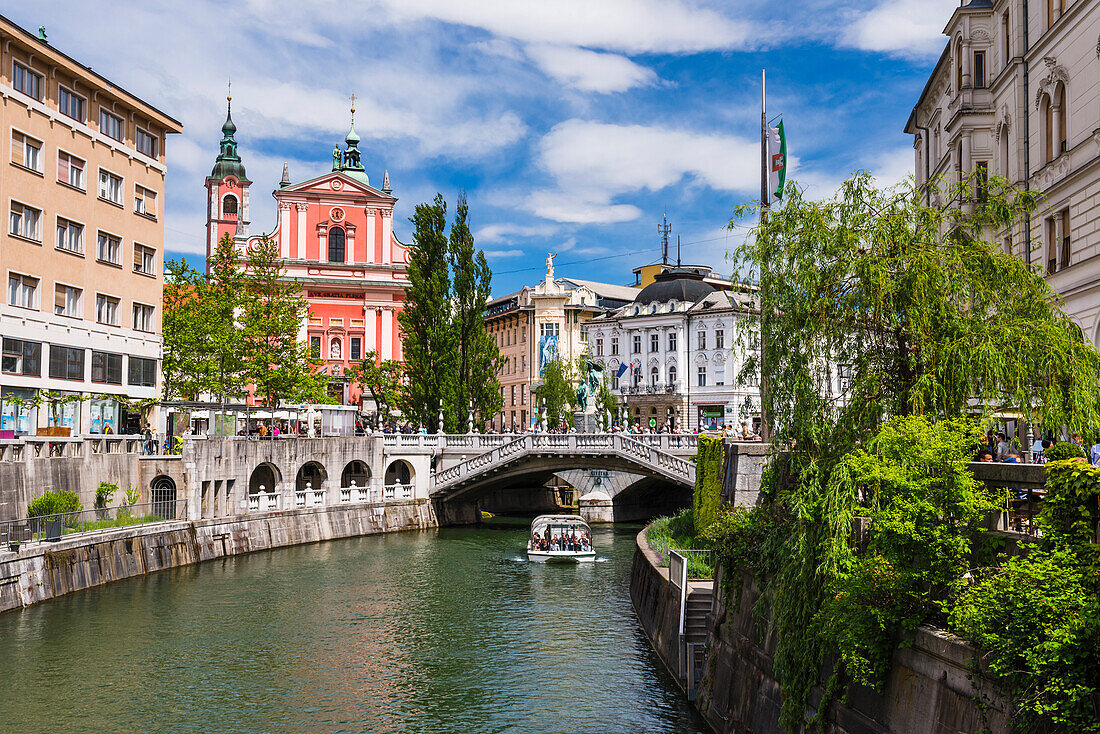 Ljubljanica River, Ljubljana triple bridge (Tromostovje) and the Franciscan Church of the Annunciation, Ljubljana, Slovenia, Europe