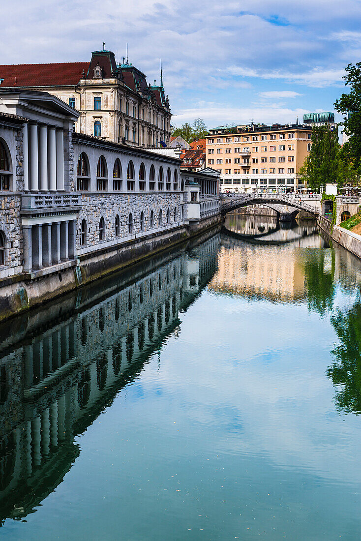 Ljubljana triple bridge (Tromostovje) and Ljubljanica River, Ljubljana, Slovenia, Europe