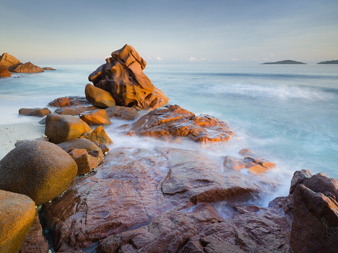 roter Granit am Anse Gaulettes, La Digue Island, Seychellen