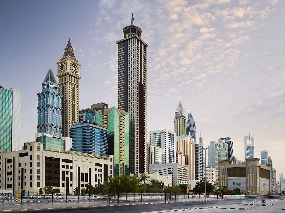 Hochhäuser an der 308th Road, Sheikh Zayed Road, Dubai, Vereinigte Arabische Emirate