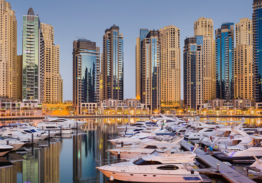 Yachten im Hafen Dubai Marina, Hochhäuser, Dubai, Vereinigte Arabische Emirate