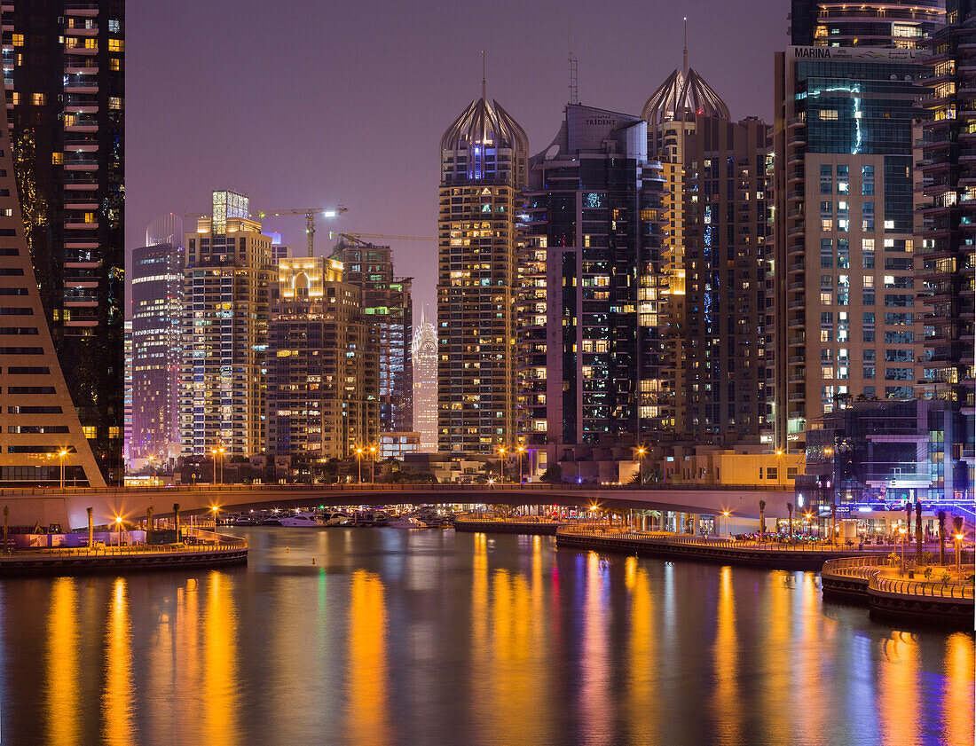 Hochhäuser bei Nacht, Dubai Marina, Dubai, Vereinigte Arabische Emirate