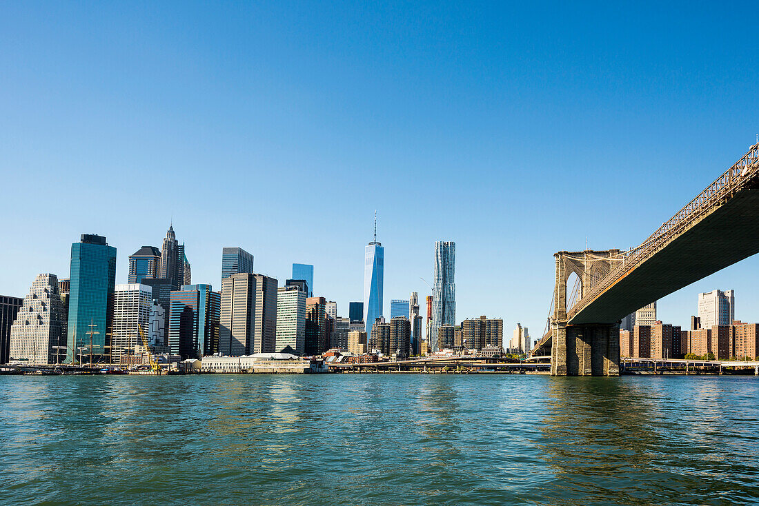 skyline Manhattan and East River, Manhattan, New York, USA