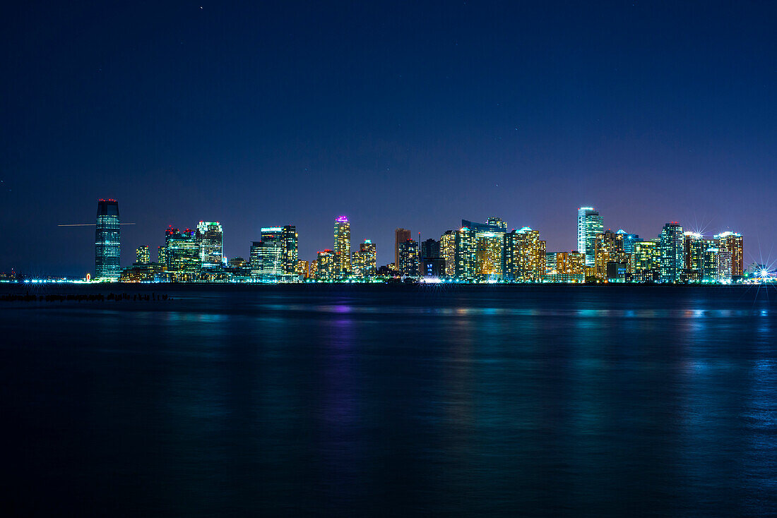 Skyline Jersey City bei Nacht, New York, USA