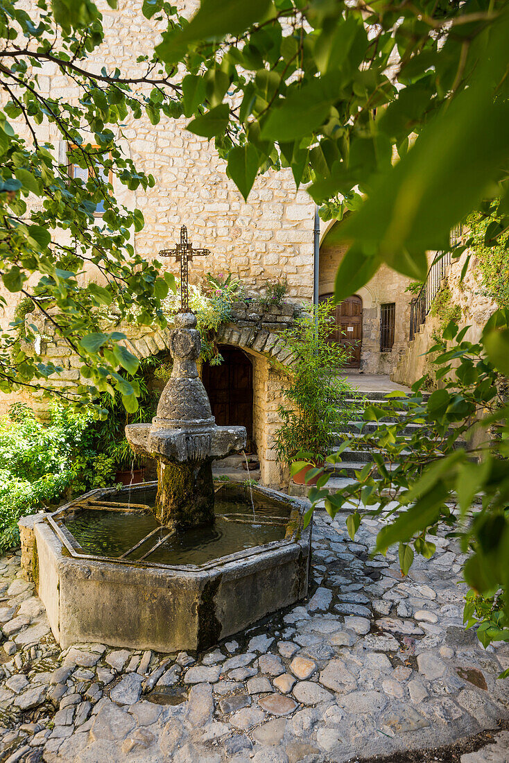 Medieval fountain, Crestet, bei Vaison-la-Romaine, Departement Vaucluse, Provence-Alpes-Cote d´Azur, Provence, France