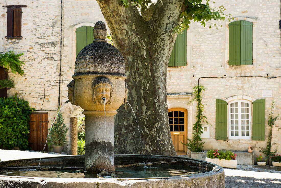 medieval fountain, Vaison-la-Romaine, Departement Vaucluse, Provence-Alpes-Cote d´Azur, Provence, France