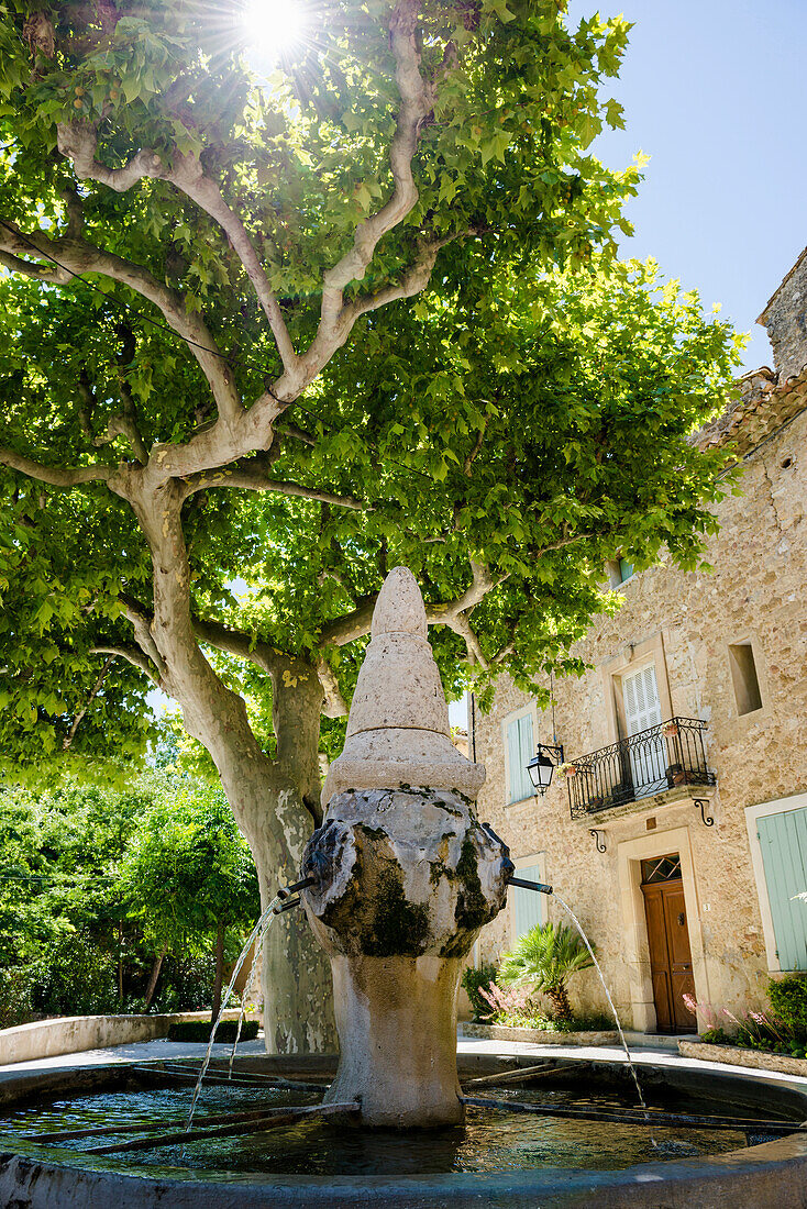 mittelalterlicher Brunnen, Puyméras, Département Vaucluse, Provence-Alpes-Côte d´Azur, Provence, Frankreich