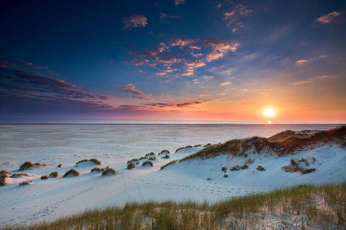 Sonnenuntergang über dem Meer, Amrum, Nordfriesische Inseln, Nordfriesland, Schleswig-Holstein, Deutschland