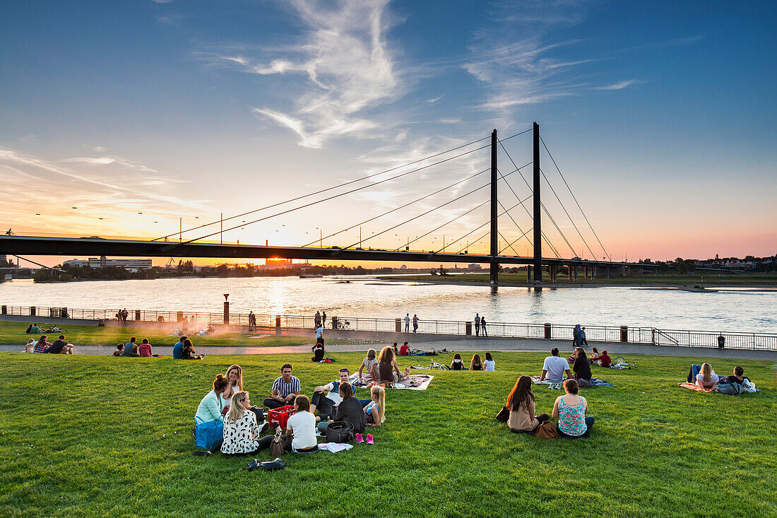 Sonnenuntergang, Rheinwiese, Düsseldorf, Nordrhein Westfalen, Deutschland