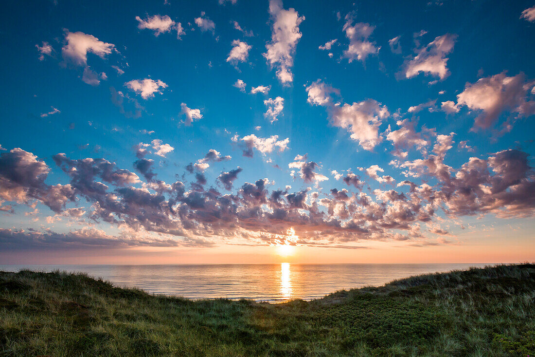 Sonnenuntergang über dem Meer, Wenningstedt, Sylt, Nordfriesland, Schleswig-Holstein, Deutschland