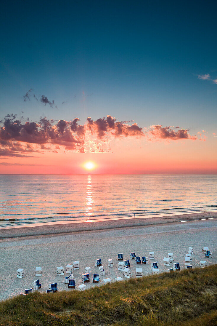 Sonnenuntergang über dem Meer, Wenningstedt, Sylt, Nordfriesland, Schleswig-Holstein, Deutschland