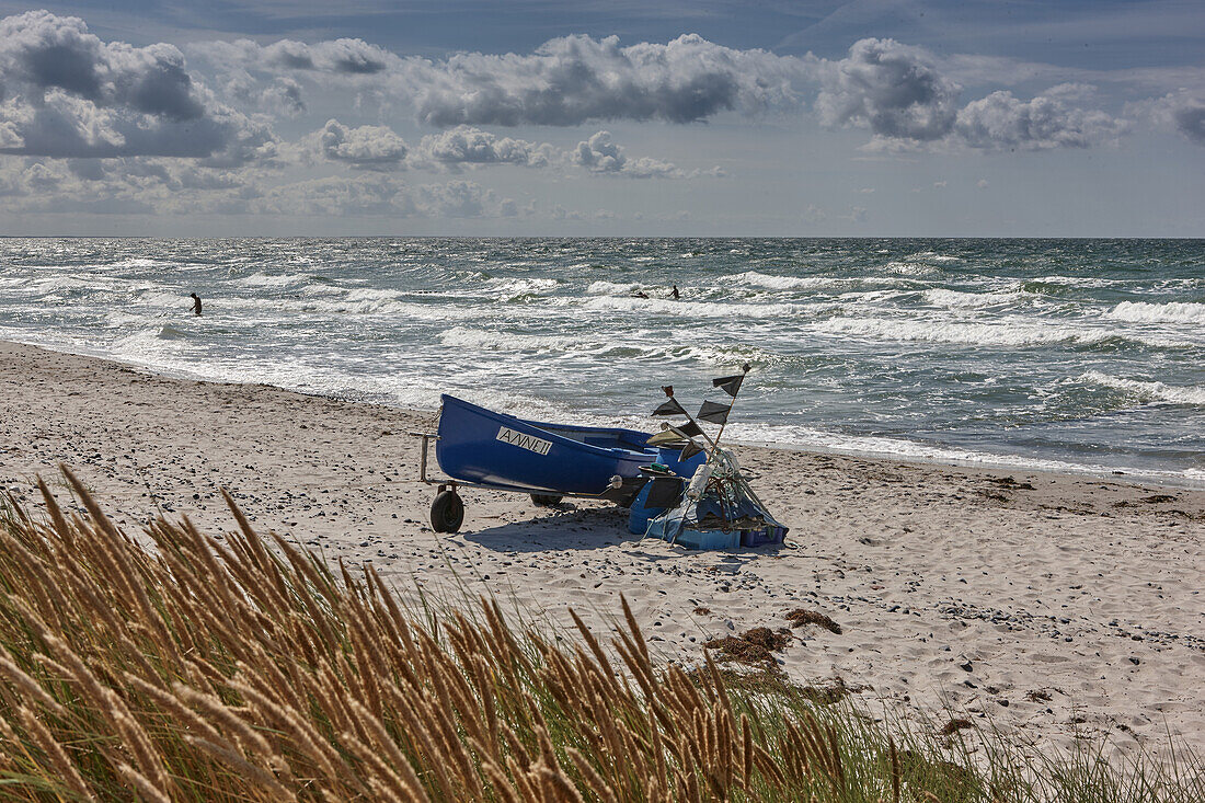 Fischerboot an der Ostseeküste, Strand bei Vitte, Insel Hiddensee, Mecklenburg Vorpommern, Deutschland
