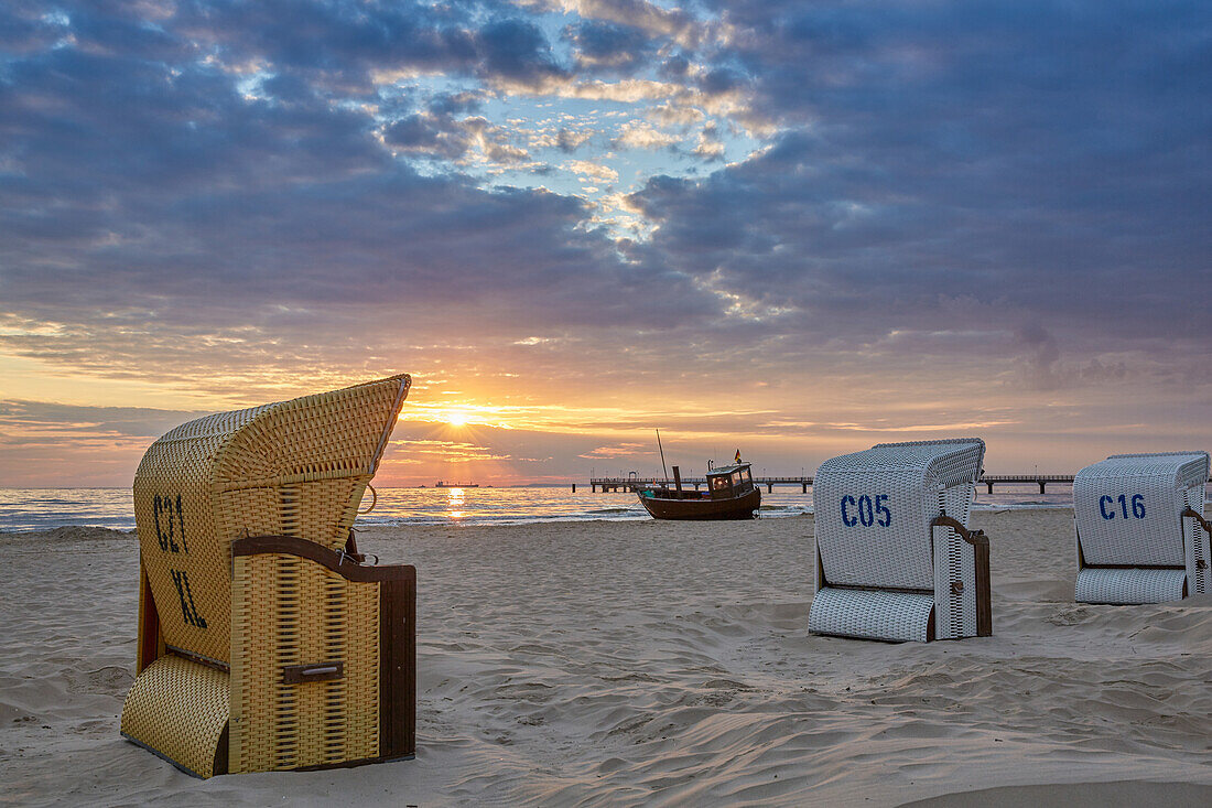 Sonnenaufgang am Strand bei Ahlbeck, Insel Usedom, Ostseeküste, Mecklenburg Vorpommern, Deutschland