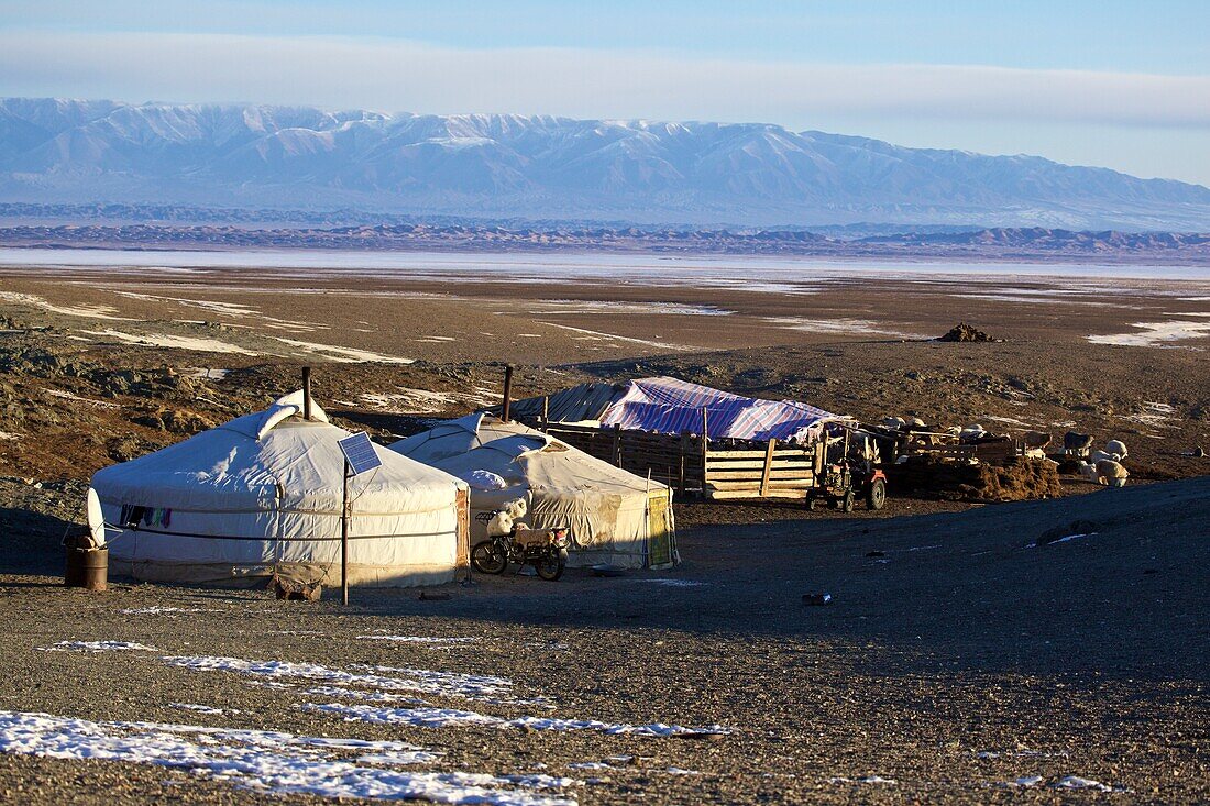 Winterlager mongolischer Nomaden in der Wüste Gobi, Mongolei