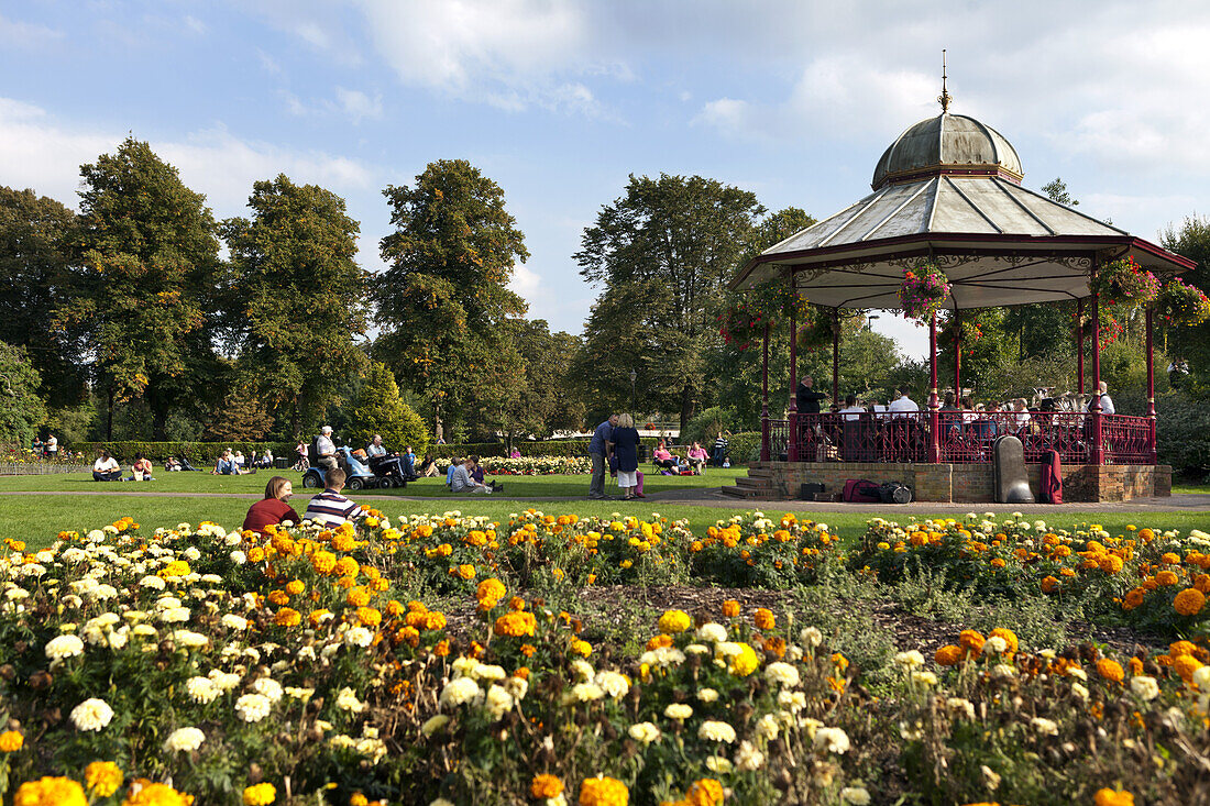 Musik in Victoria Park, Newbury, West Berkshire, England, Großbritannien