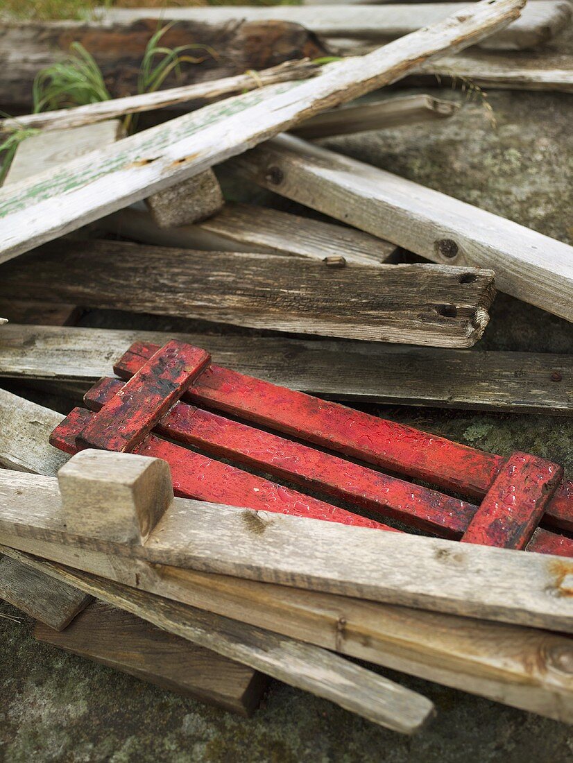 Abbruchhölzer und rote Palette auf Steinboden